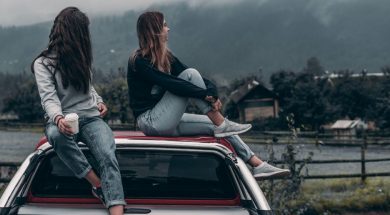 girls-on-car