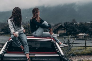 girls-on-car