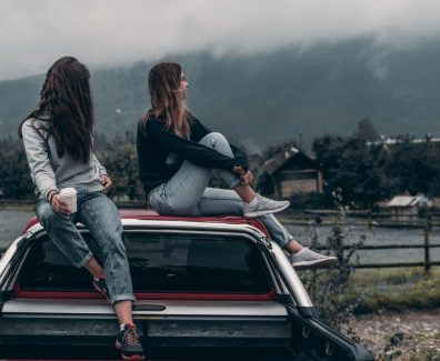 girls-on-car