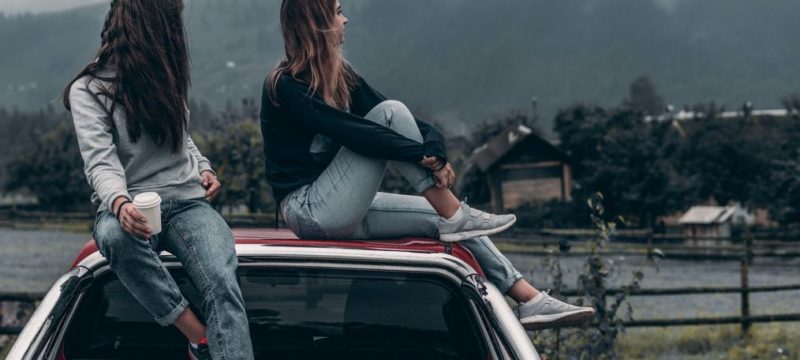 girls-on-car