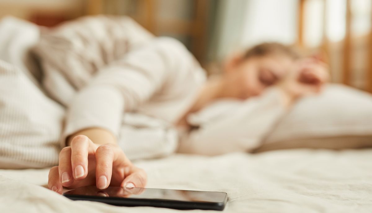 Μισείς το ξυπνητήρι και πατάς snooze; Δες αν σε βλάπτει αυτή η συνήθεια